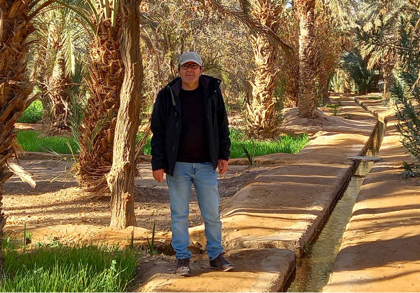 Joan Lacomba, catedràtic del Departament de Treball Social i Serveis Socials de la Universitat de València en un oasi del Marroc. Fotos: María Jesús Berlanga Adell.
